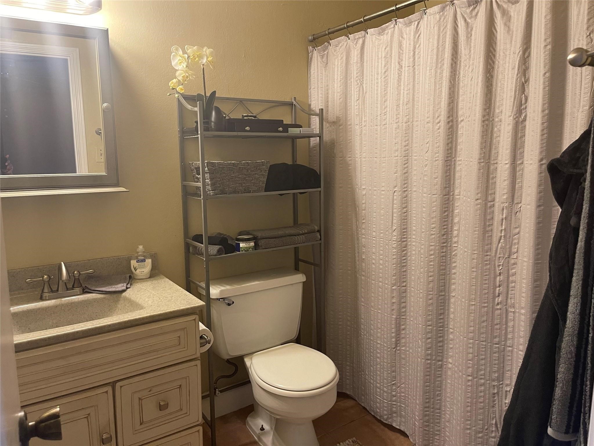 3535 NASA Road 1, Unit 96 Seabrook, TX 77586 - Photo 8 of 10 Master bathroom