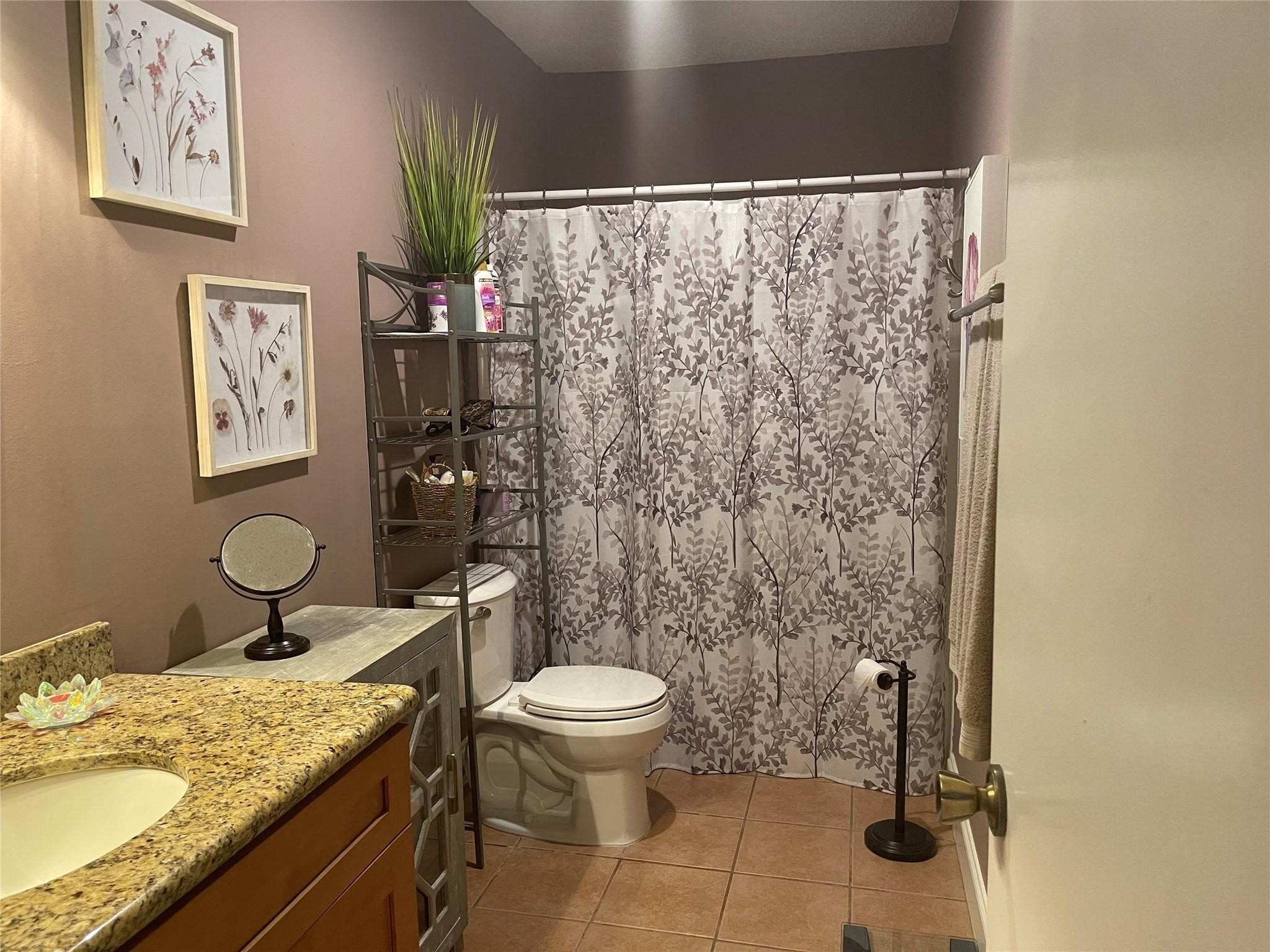 3535 NASA Road 1, Unit 96 Seabrook, TX 77586 - Photo 9 of 10 Hall bathroom