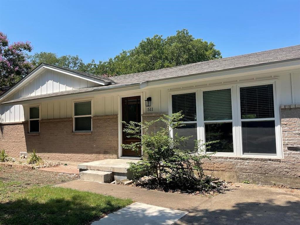 511 North 1st Street Midlothian, TX 76065 - Photo 1 of 1 a front view of a house with a yard
