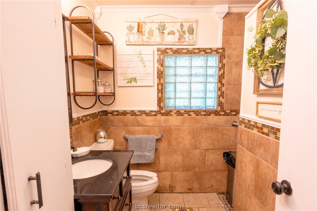 749 South Cass Street Centerville, TX 75833 - Photo 18 of 30 a bathroom with a sink toilet and shower