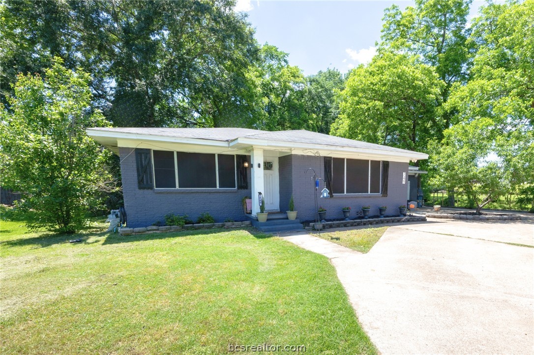 749 South Cass Street Centerville, TX 75833 - Photo 2 of 30 a view of a house with a yard