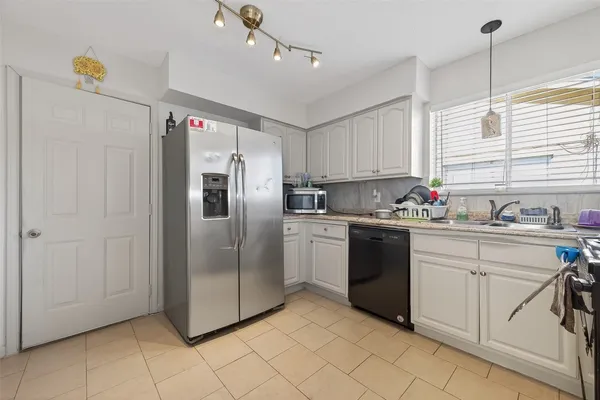 $2,000 | 10423 Permian Drive, Sugar Land, TX 77498