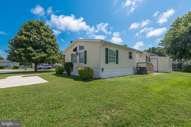 a view of a house with backyard and garden