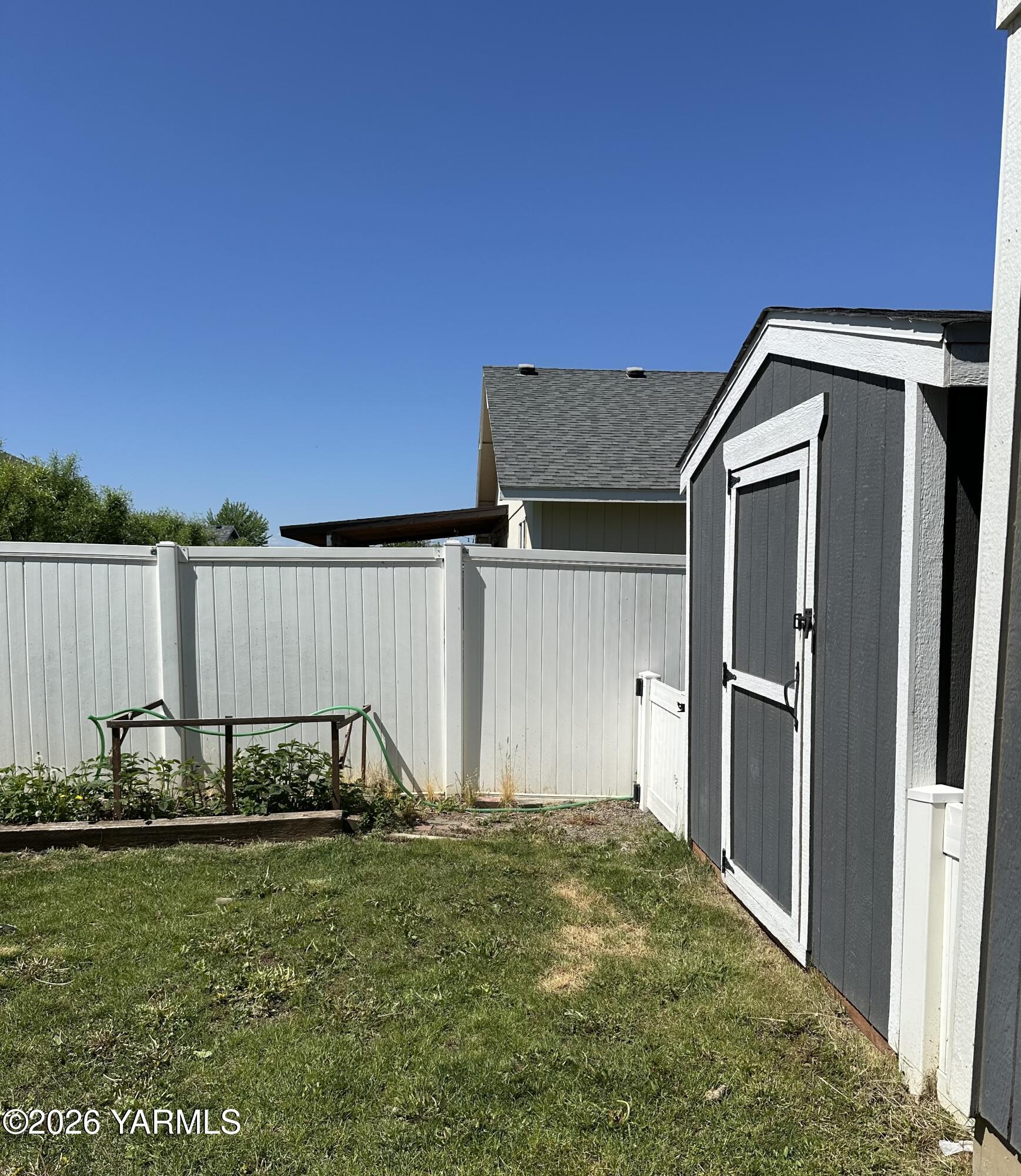 514 Cascade Avenue Moxee, WA 98936 - Photo 21 of 25 a view of a backyard