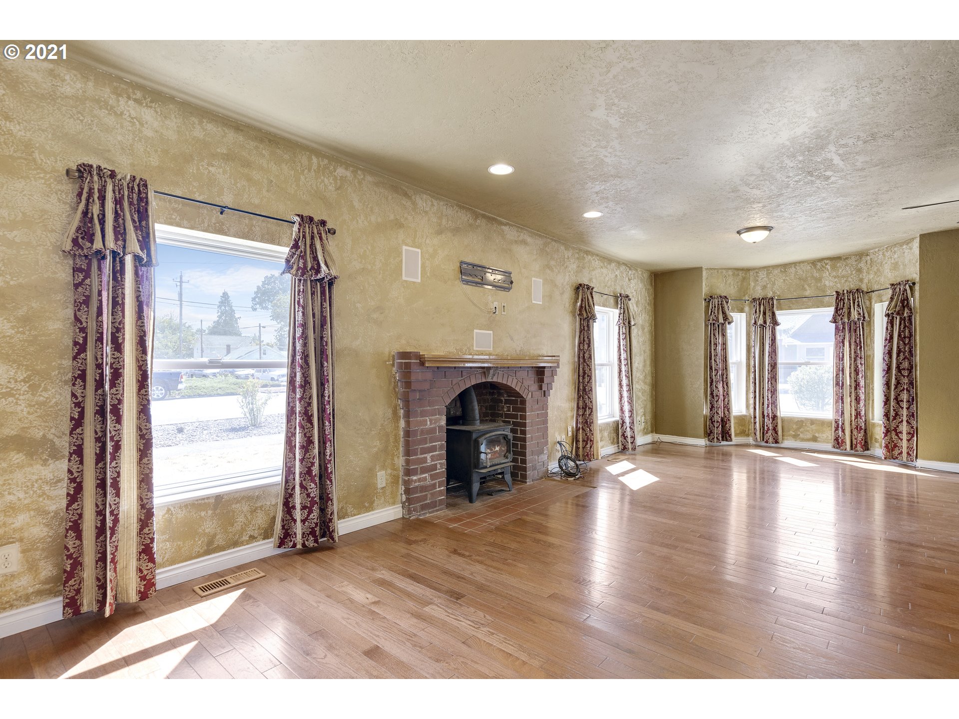 286 Southwest Oak Street Dallas, OR 97338 - Photo 7 of 30 Gallery Image 7