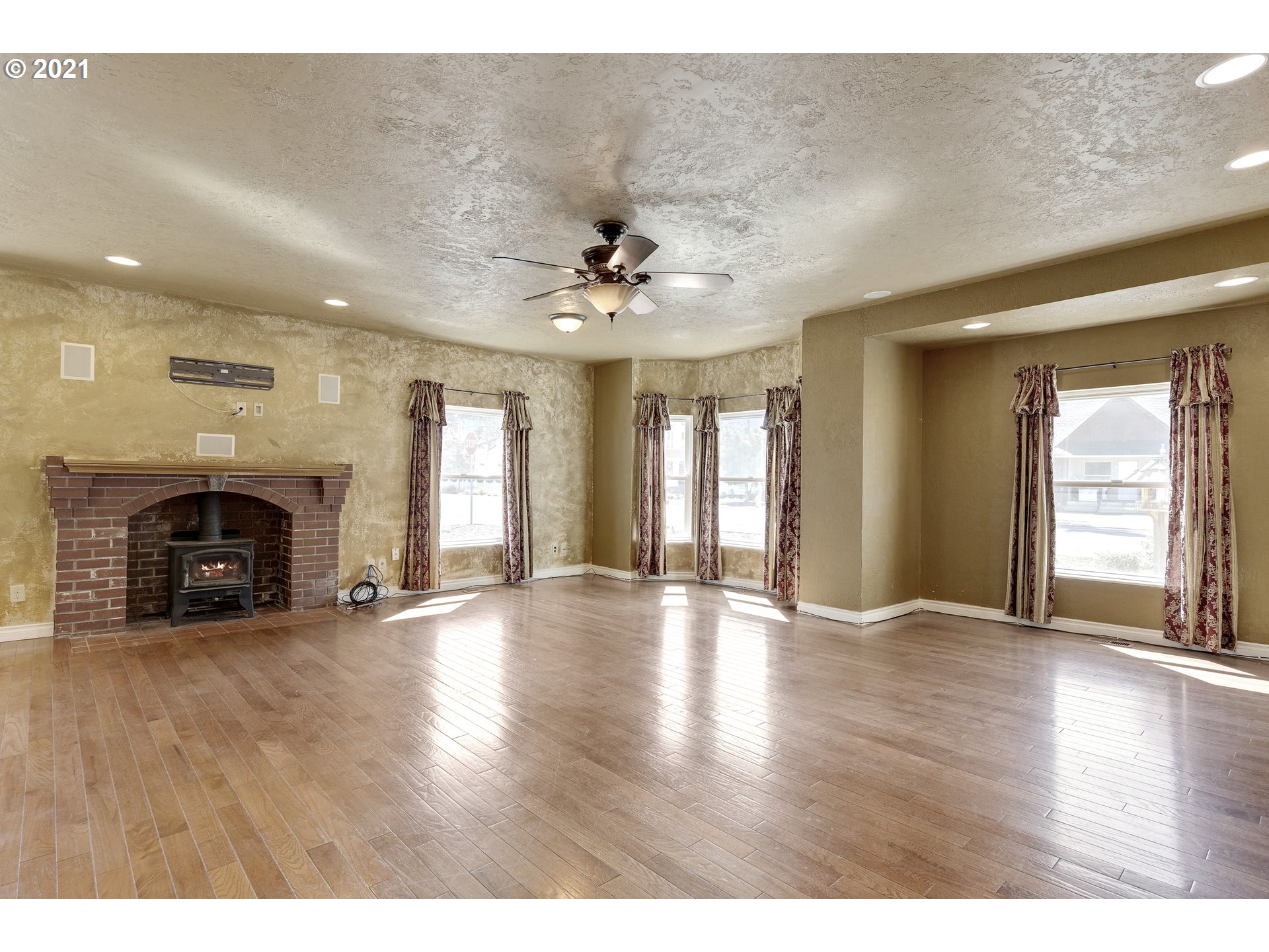 286 Southwest Oak Street Dallas, OR 97338 - Photo 8 of 30 Gallery Image 8