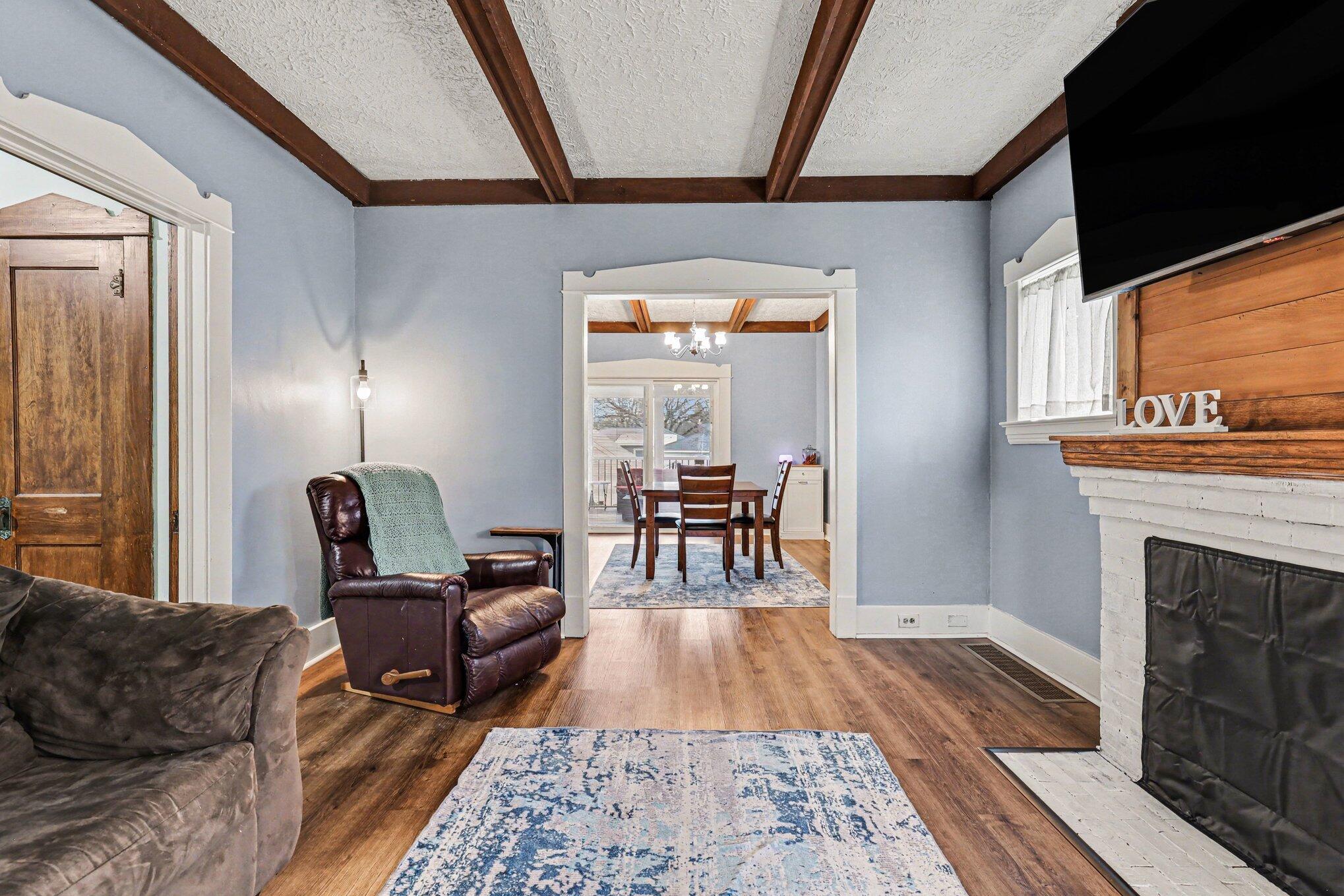 2520 Roys Avenue Southwest Wyoming, MI 49519 - Photo 4 of 32 Living Room