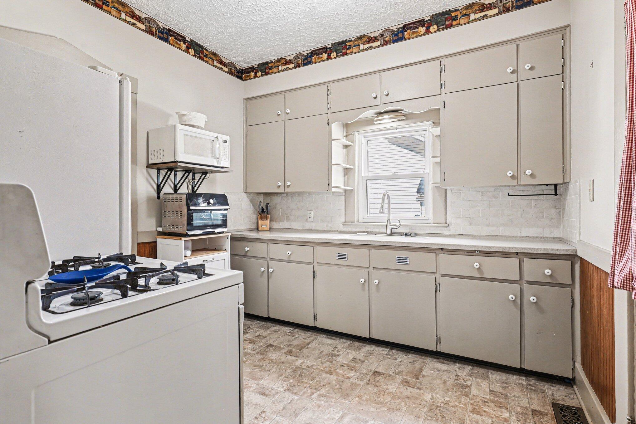 2520 Roys Avenue Southwest Wyoming, MI 49519 - Photo 7 of 32 Kitchen