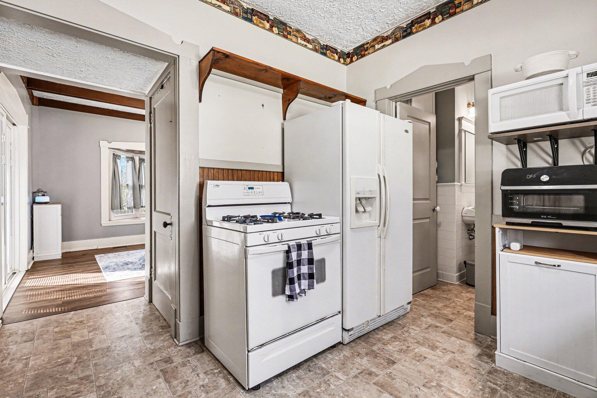 2520 Roys Avenue Southwest Wyoming, MI 49519 - Photo 8 of 32 Kitchen