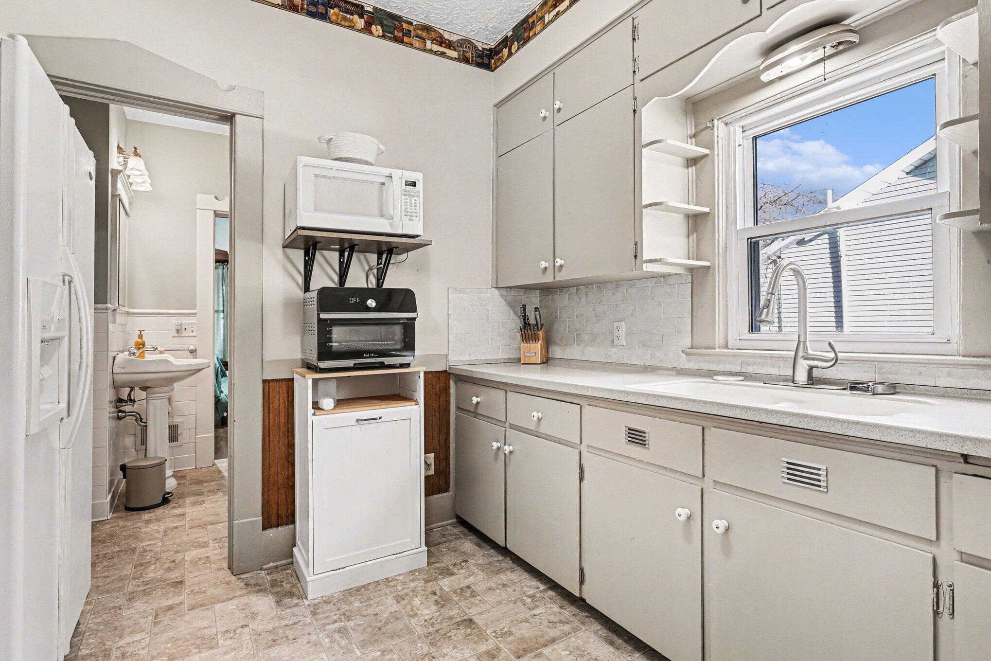 2520 Roys Avenue Southwest Wyoming, MI 49519 - Photo 9 of 32 Kitchen