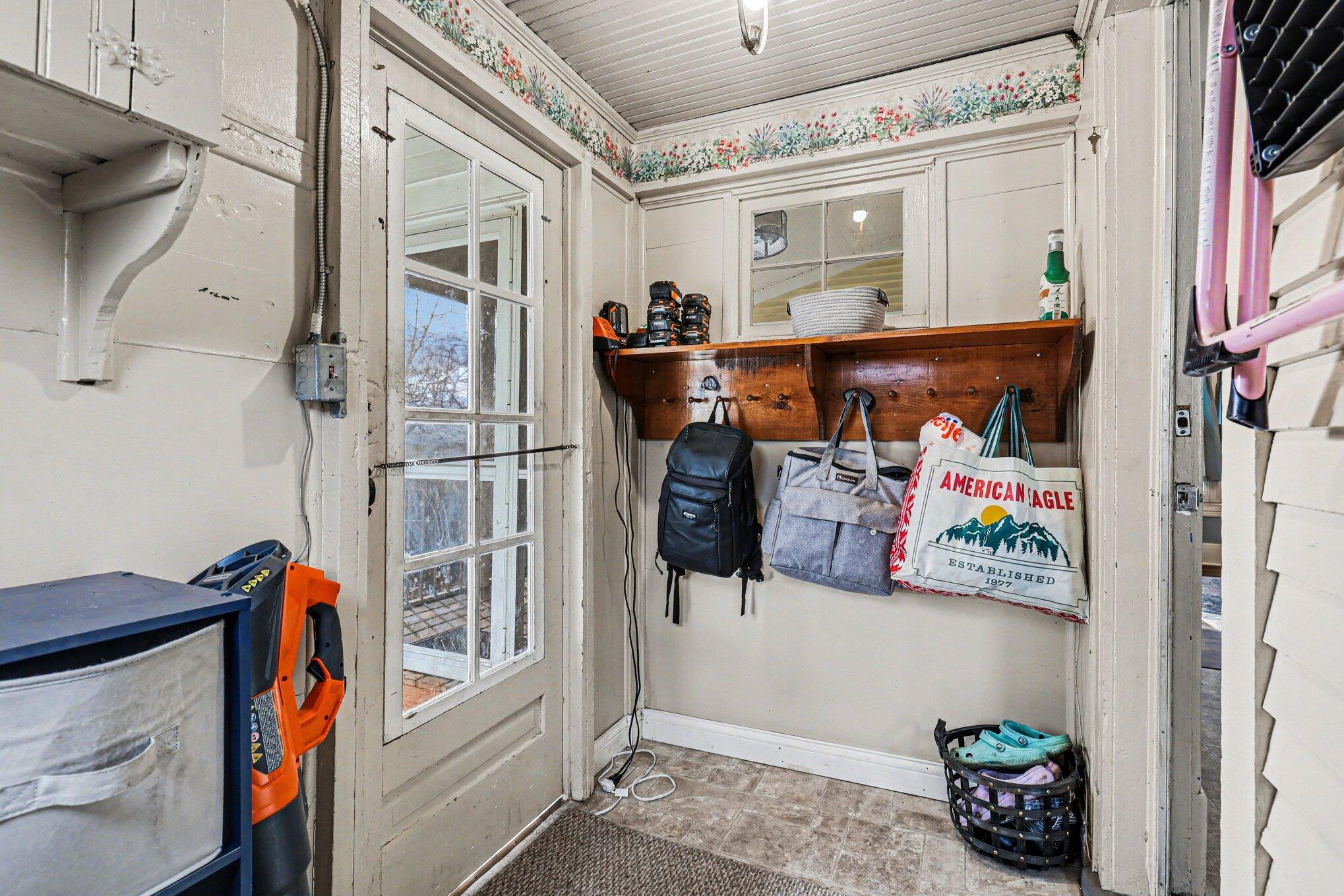 2520 Roys Avenue Southwest Wyoming, MI 49519 - Photo 10 of 32 Mud Room