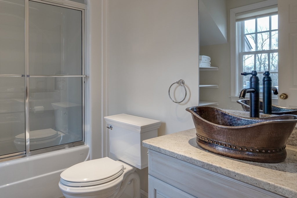 286 Shadyside Avenue Concord, MA 01742 - Photo 22 of 35 a bathroom with a toilet a sink and a bathtub