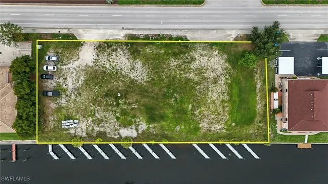 a view of a back yard