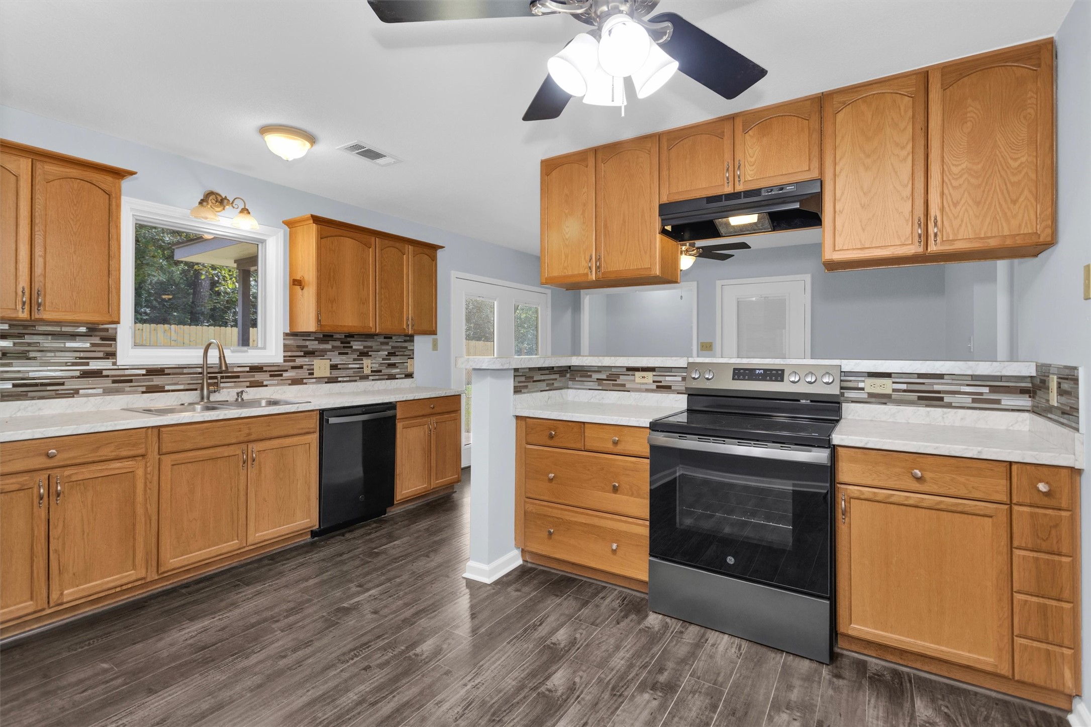 586 Diggs Road Willis, TX 77378 - Photo 8 of 44 Kitchen with plenty of cabinet space