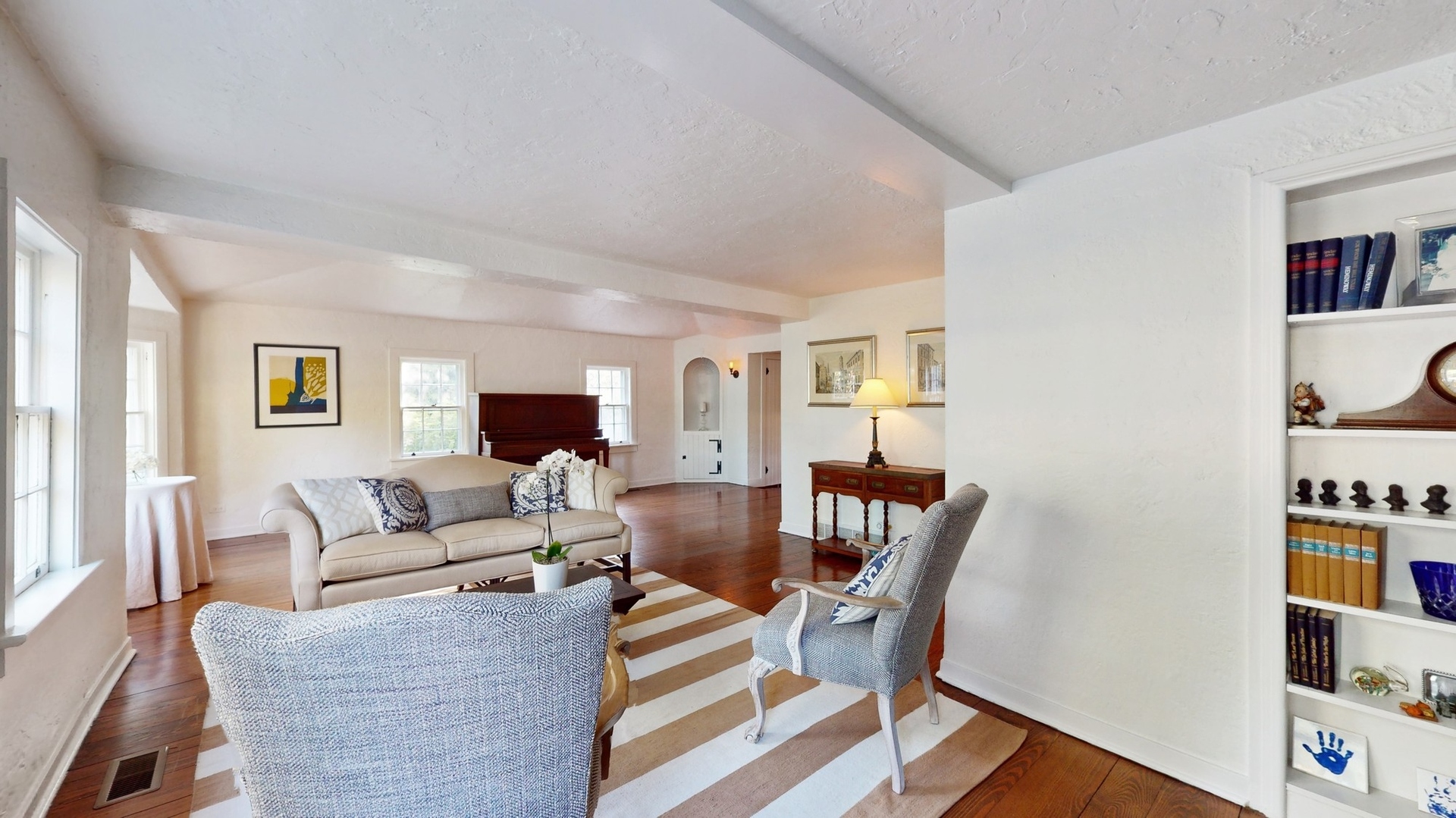 687 Hill Road Winnetka, IL 60093 - Photo 18 of 54 a living room with furniture and a wooden floor