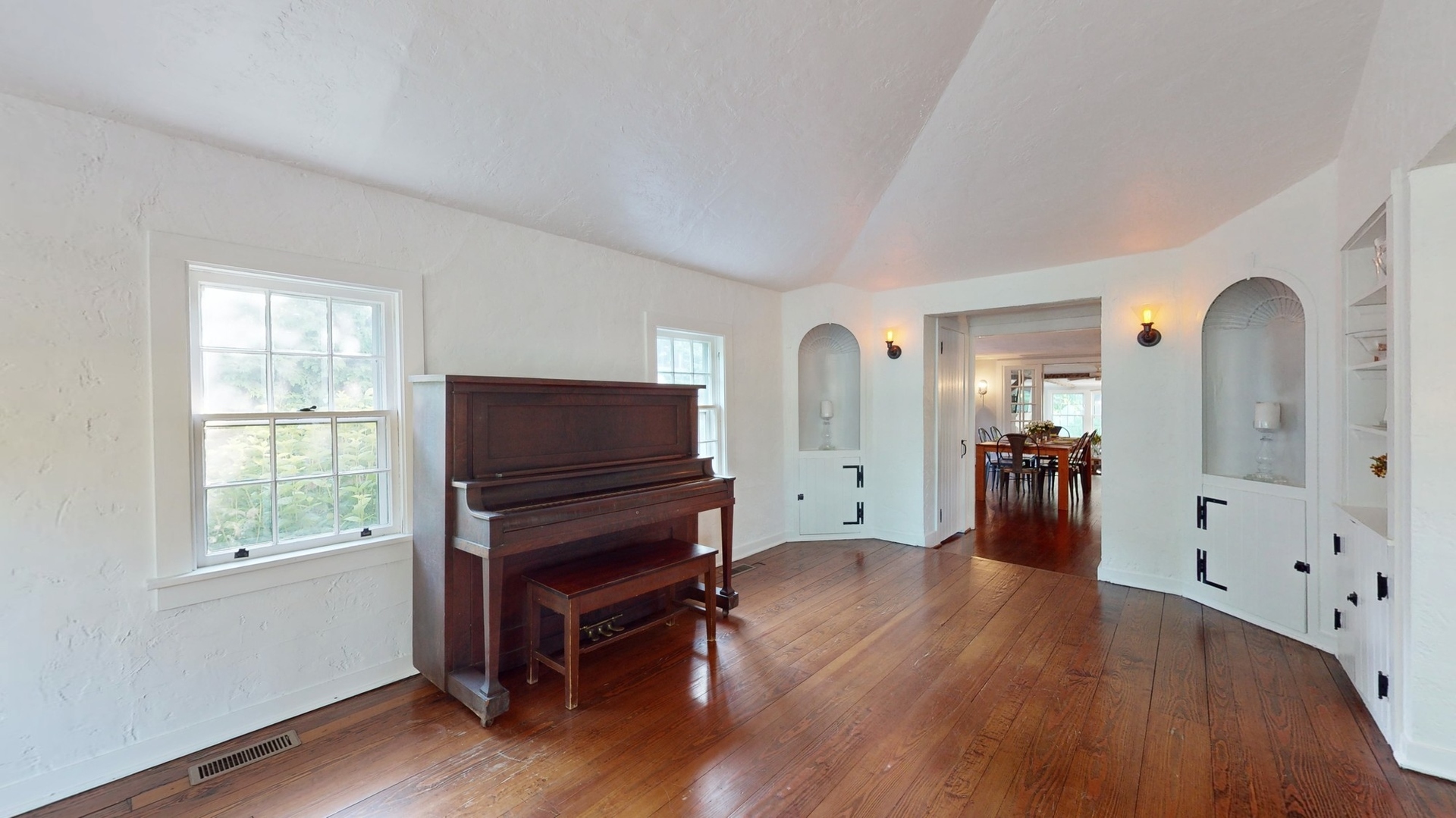 687 Hill Road Winnetka, IL 60093 - Photo 19 of 54 a living room with furniture and wooden floor