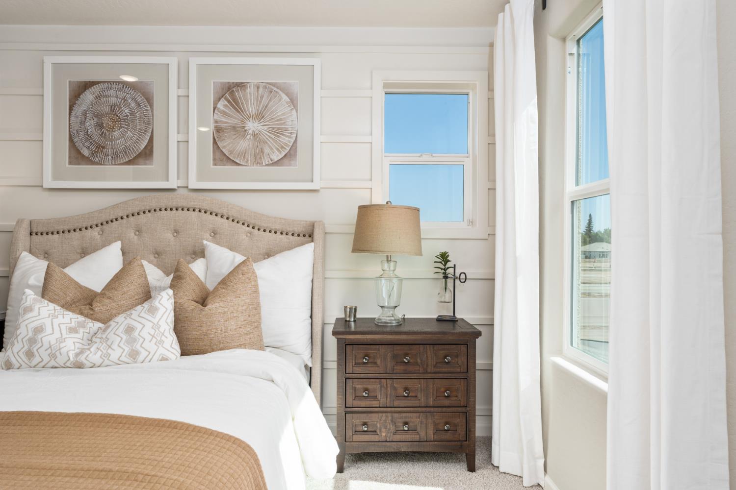 1532 Farmhouse Lane Clovis, CA 93619 - Photo 25 of 33 a bedroom with a bed and painting on the wall