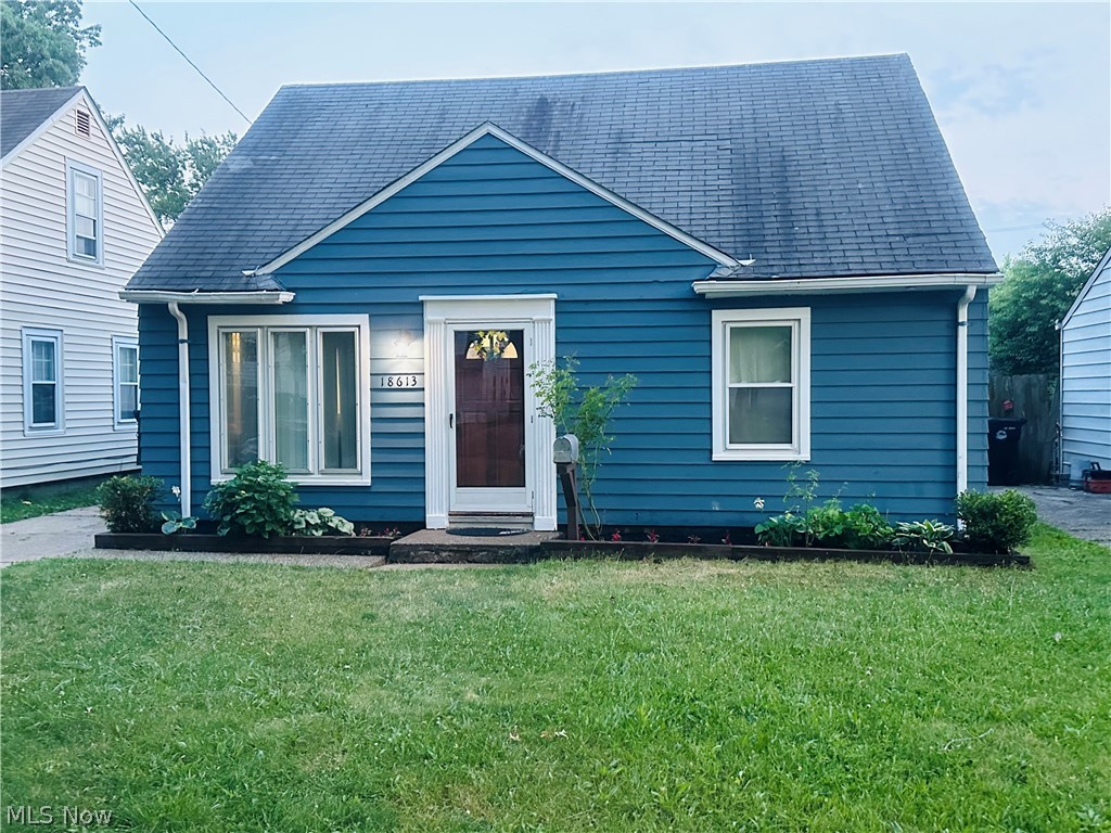 18613 Homeway Road Cleveland, OH 44135 - Photo 1 of 19 Bungalow-style house with a front yard