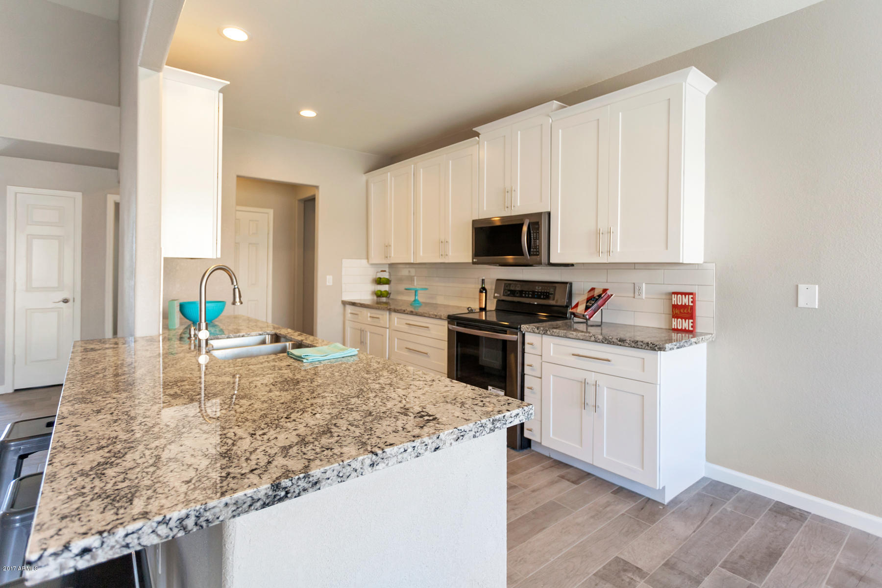 3346 East Utopia Road Phoenix, AZ 85050 - Photo 4 of 25 Kitchen