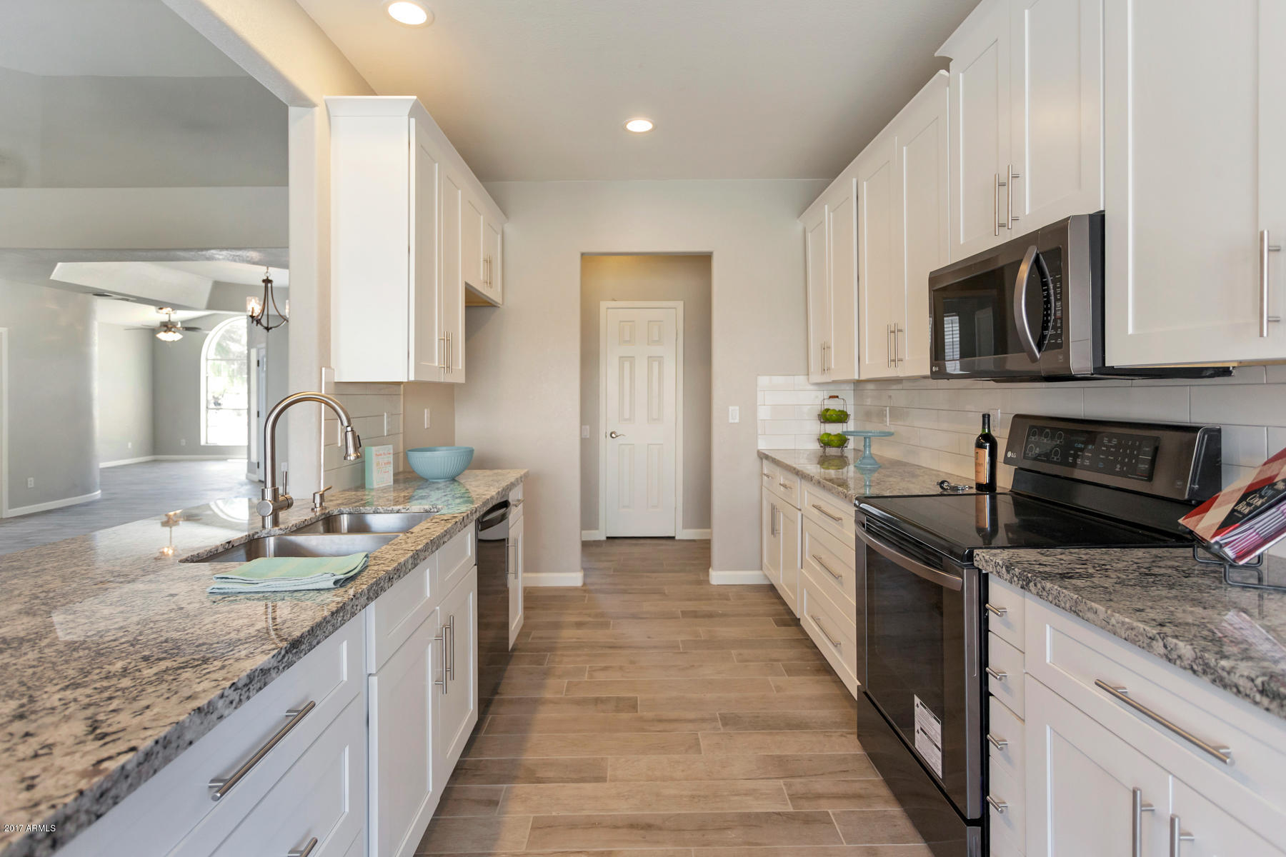 3346 East Utopia Road Phoenix, AZ 85050 - Photo 6 of 25 Kitchen