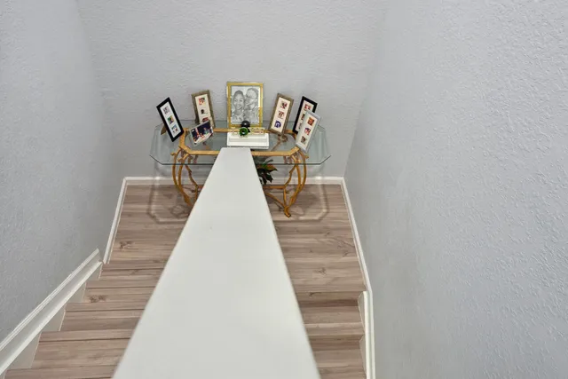 a view of entryway with furniture