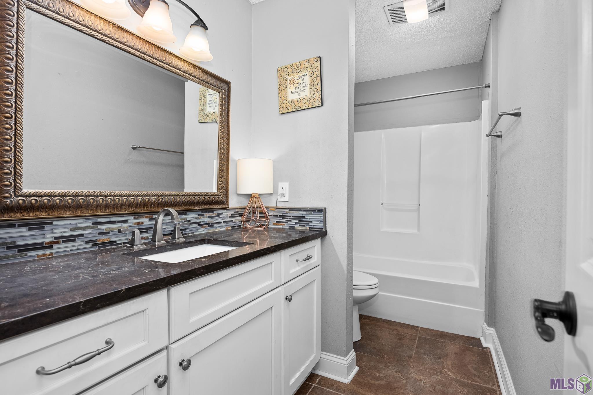 14941 Point Chenier Avenue Baton Rouge, LA 70817 - Photo 18 of 23 Guest Bathroom