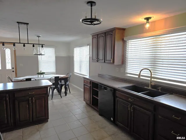 $259,900 | 922 Birchwood Drive, Washington, IL 61571