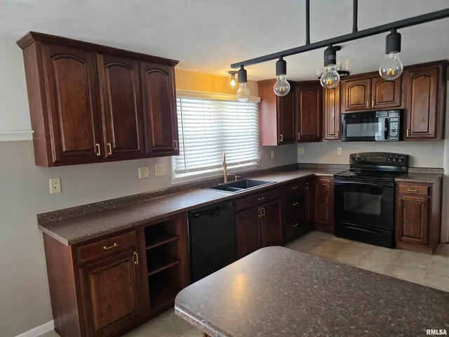 $259,900 | 922 Birchwood Drive, Washington, IL 61571