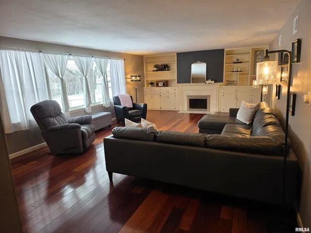 $259,900 | 922 Birchwood Drive, Washington, IL 61571