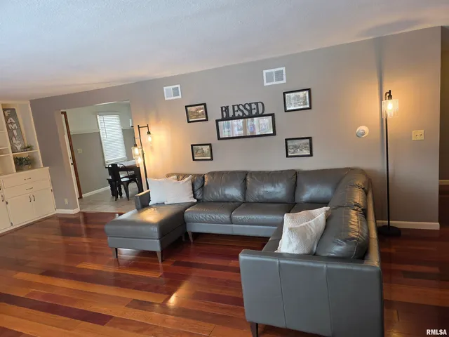 $259,900 | 922 Birchwood Drive, Washington, IL 61571