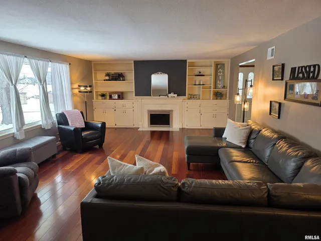 $259,900 | 922 Birchwood Drive, Washington, IL 61571