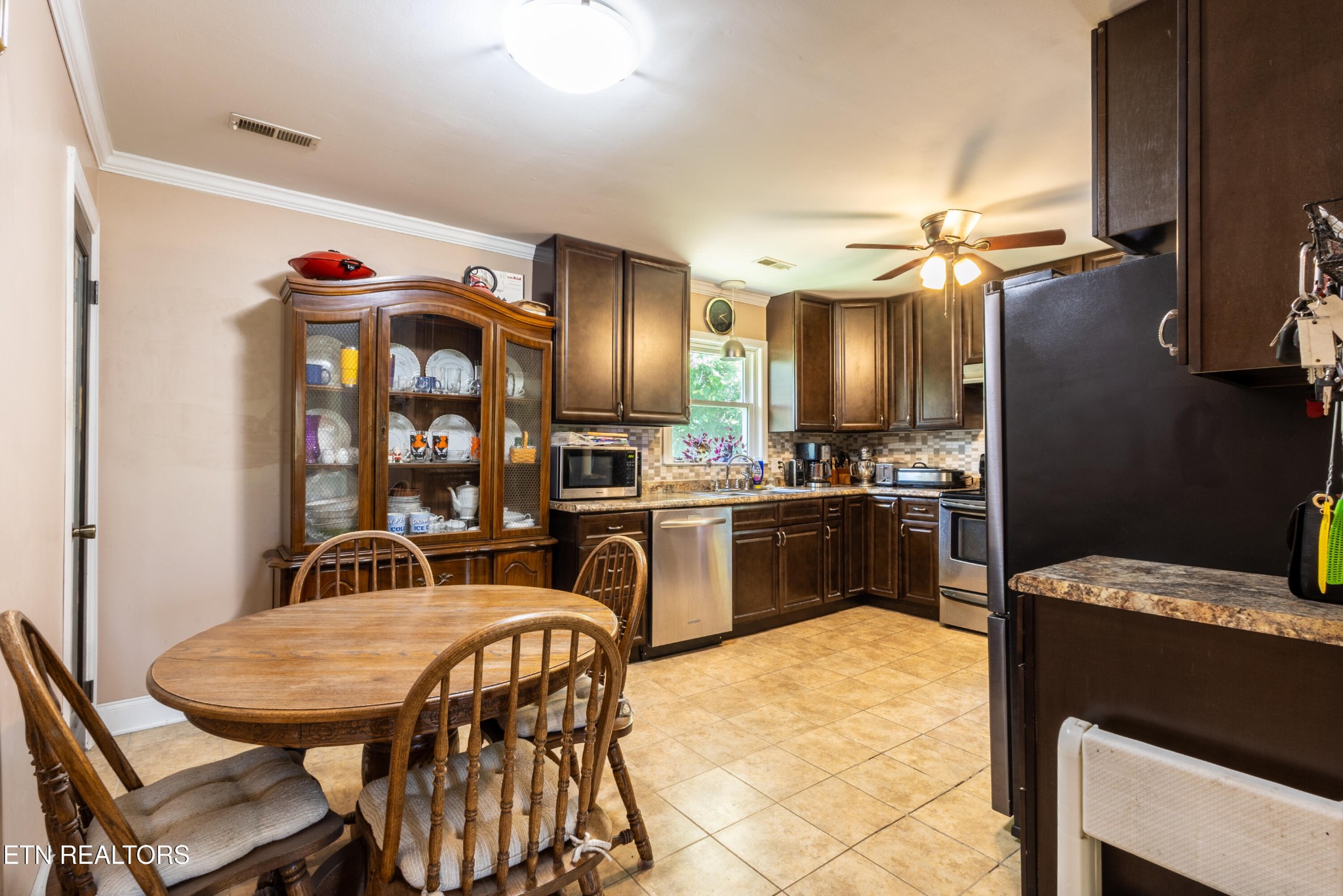 6119 Ridgeview Road Knoxville, TN 37918 - Photo 9 of 16 a kitchen with a table chairs stove and refrigerator
