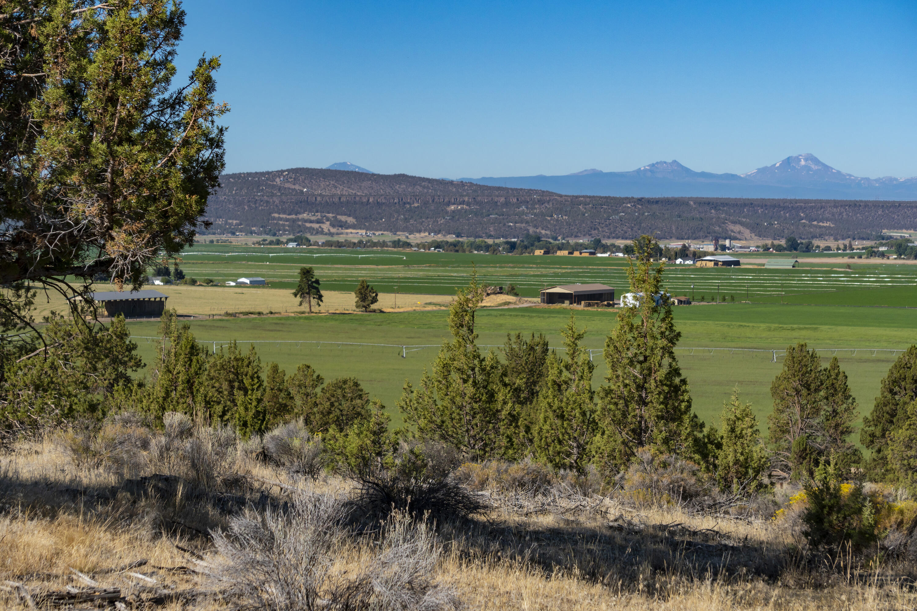 304 McKay Road Prineville, OR 97754 - Photo 11 of 15 a view of a lake with houses