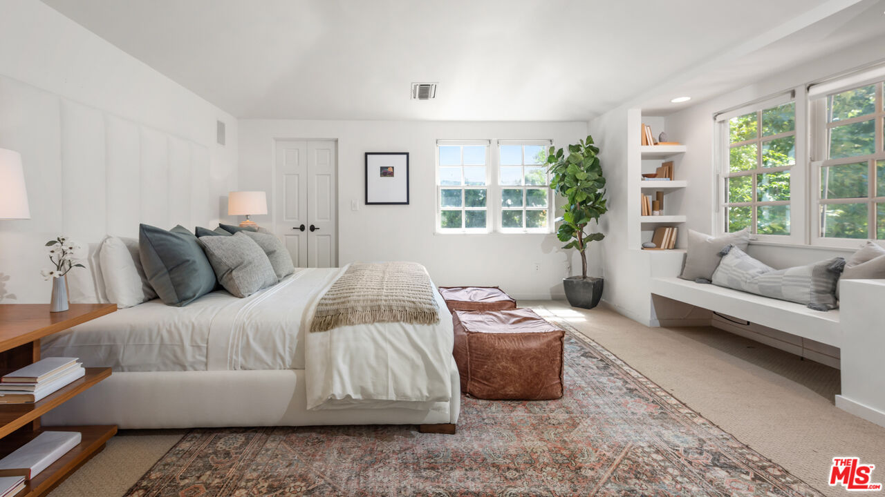 558 East Channel Road Santa Monica, CA 90402 - Photo 11 of 34 a living room with furniture and windows