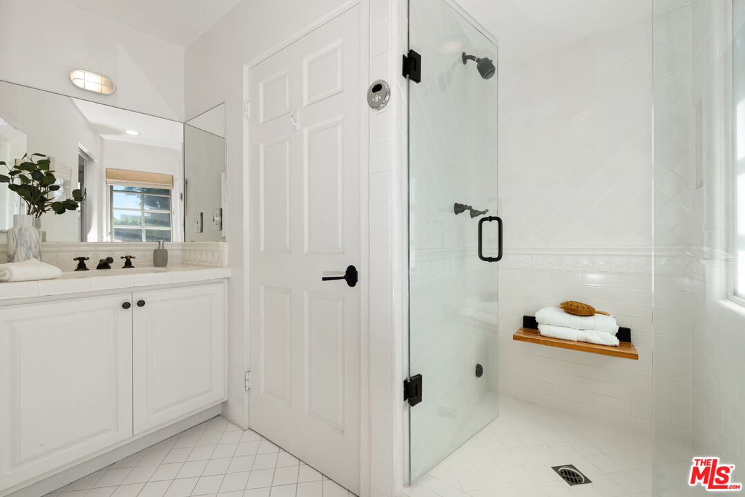 558 East Channel Road Santa Monica, CA 90402 - Photo 13 of 34 a bathroom with a shower
