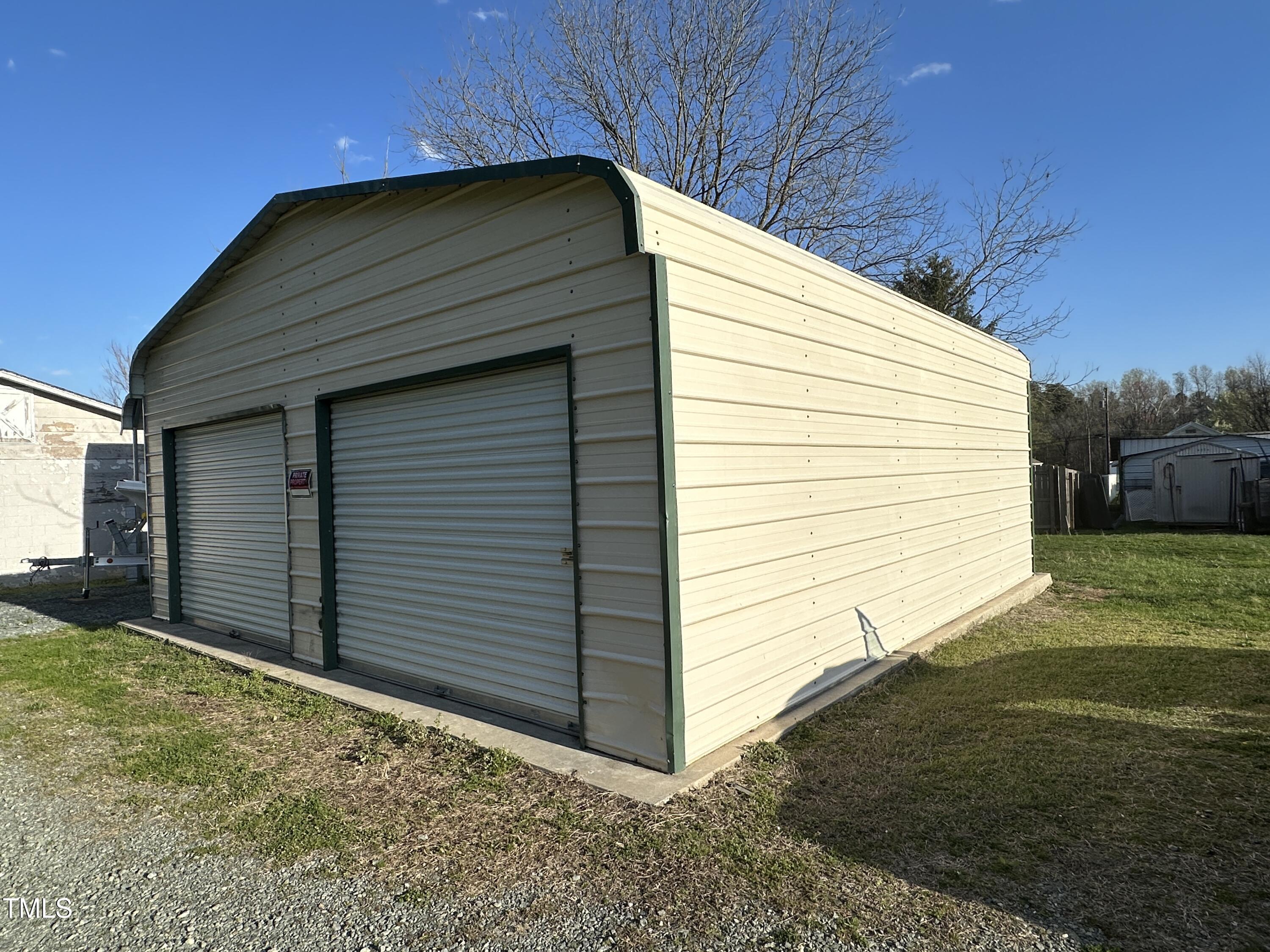 4459 Highway 62 Burlington, NC 27215 - Photo 20 of 27 a backyard of a house