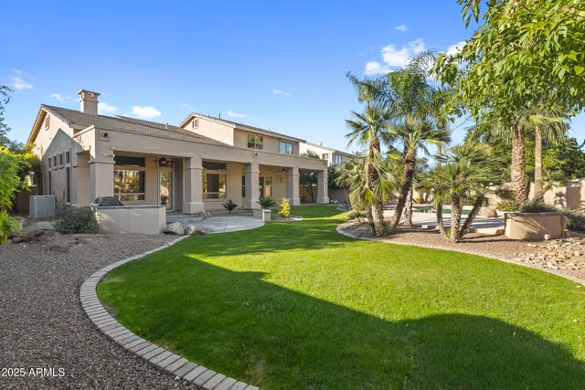 a view of a backyard