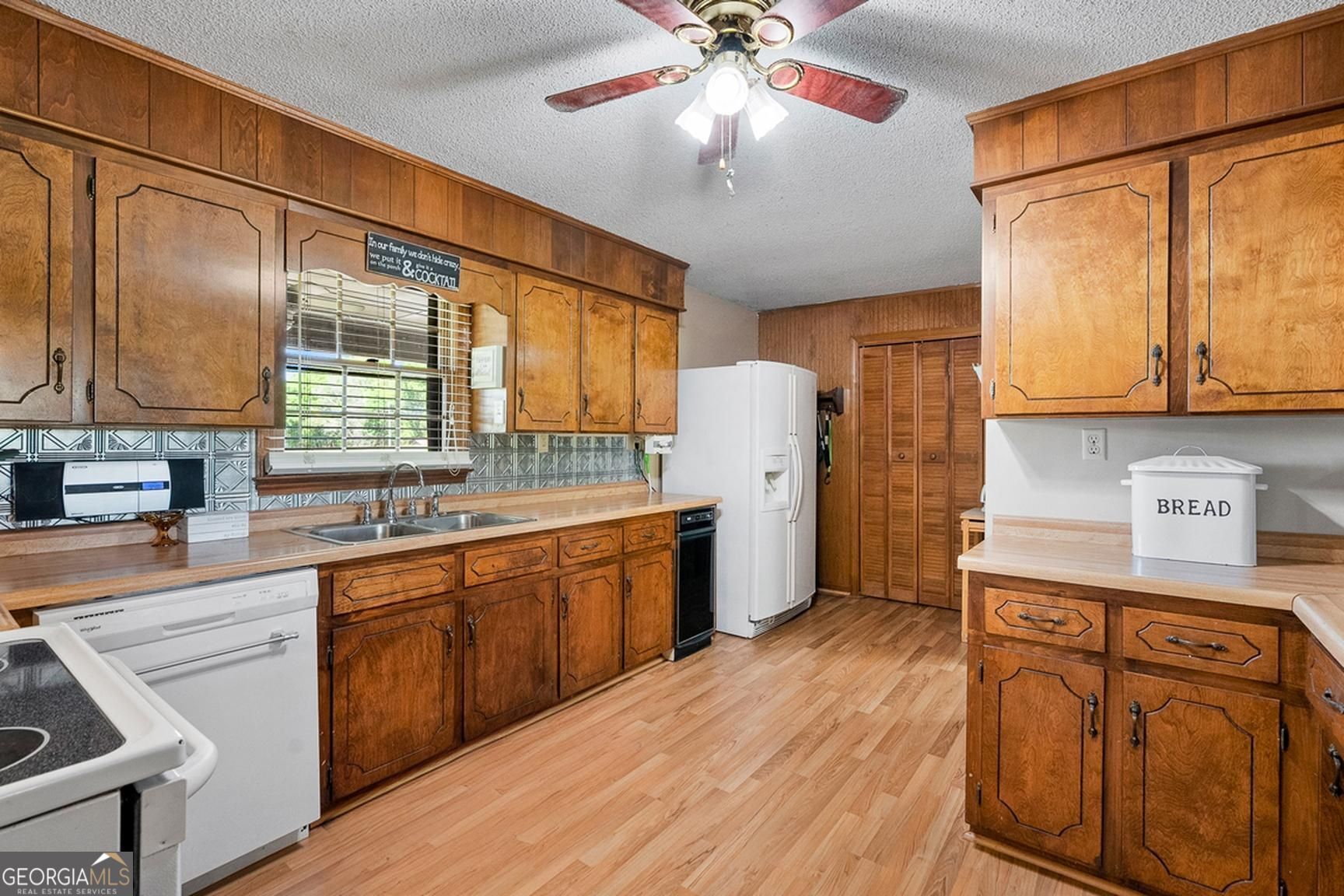 696 Hickory Crossing Road Hartwell, GA 30643 - Photo 3 of 33