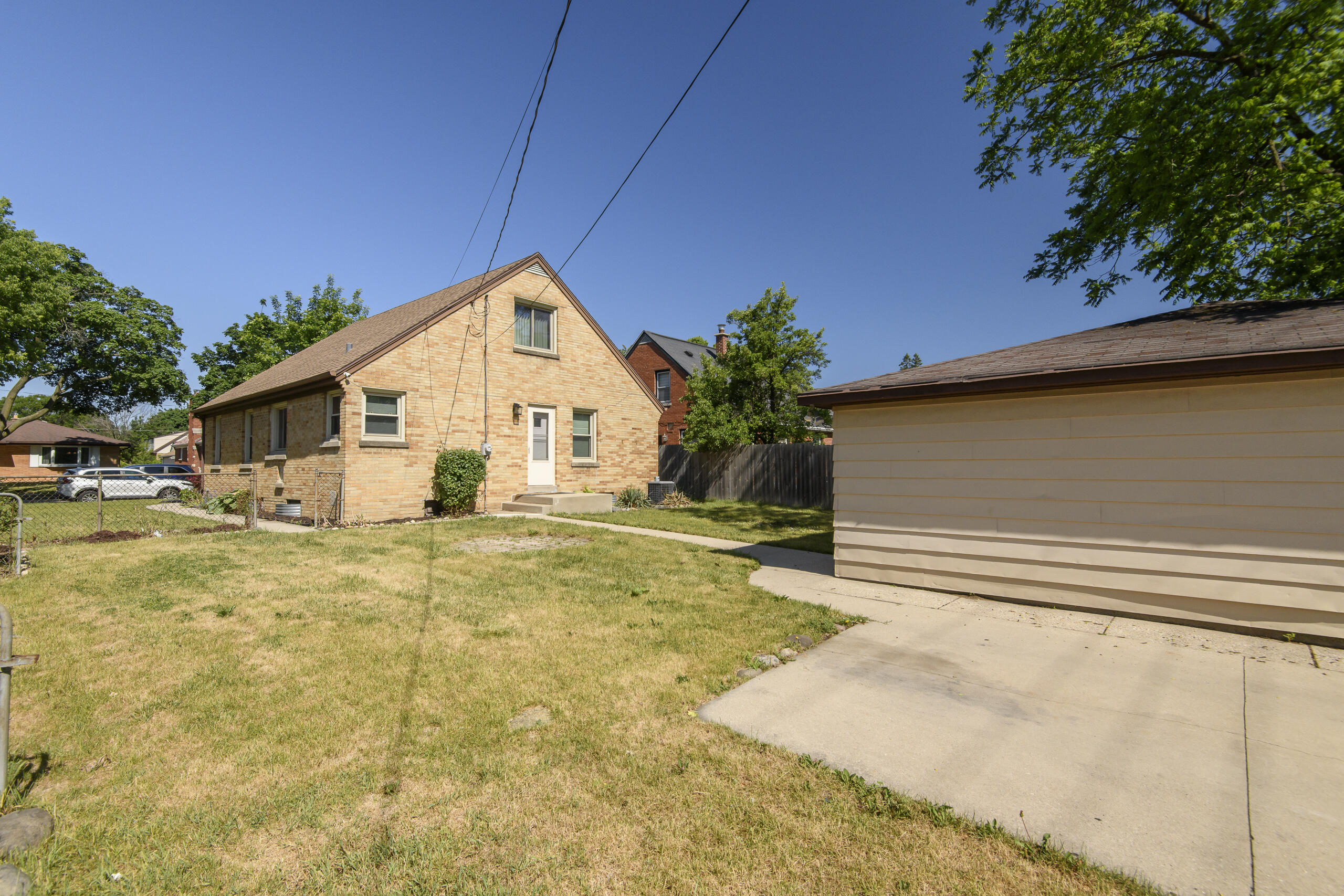 5122 North 65th Street Milwaukee, WI 53218 - Photo 30 of 31 Side View