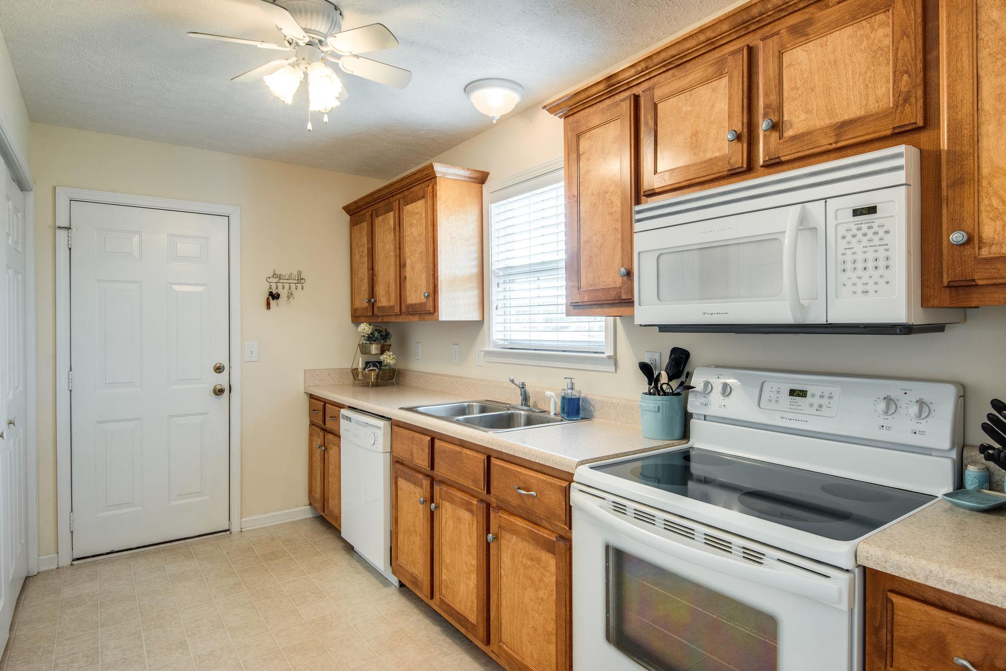 911 Franklin Road Charlotte, TN 37036 - Photo 21 of 30 Immaculate Kitchen..Perfect for Family Gatherings