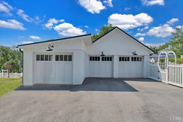 $985,000 | 1221 Oakwood Street, Bedford, VA 24523