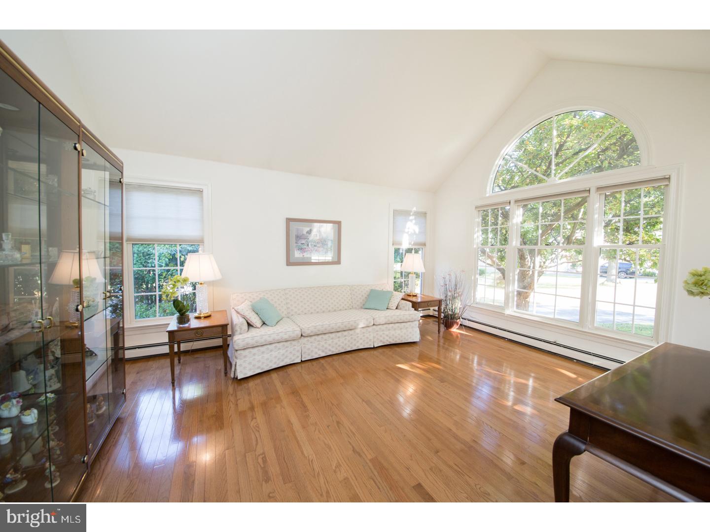 742 Lookout Lane Wayne, PA 19087 - Photo 5 of 25 Living Room