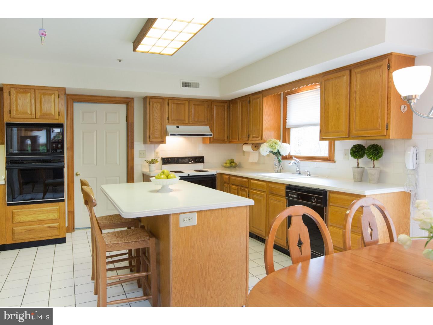742 Lookout Lane Wayne, PA 19087 - Photo 10 of 25 Kitchen