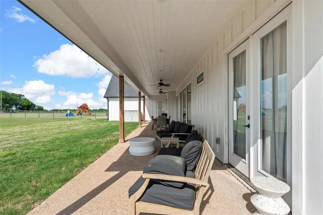 a view of a yard in front of house