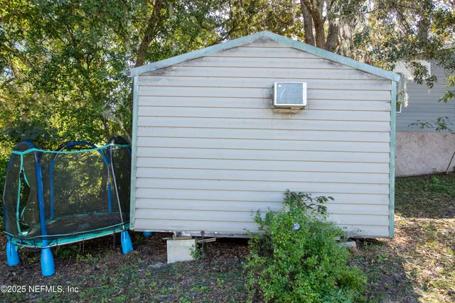 a view of a backyard