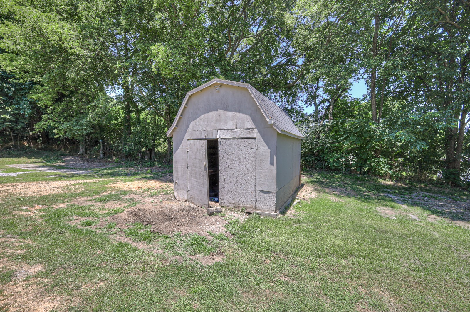 4002 Rippey Lake Road Mount Pleasant, TN 38474 - Photo 31 of 43 a backyard of a house with lots of green space