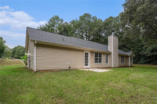 a view of a house with a yard
