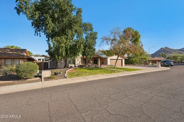 $859,900 | 1810 East Harmont Drive, Phoenix, AZ 85020