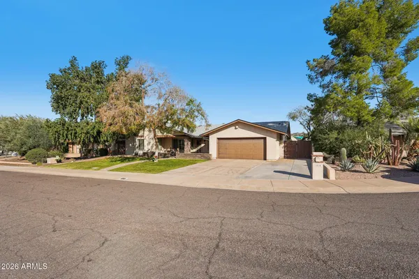 $859,900 | 1810 East Harmont Drive, Phoenix, AZ 85020