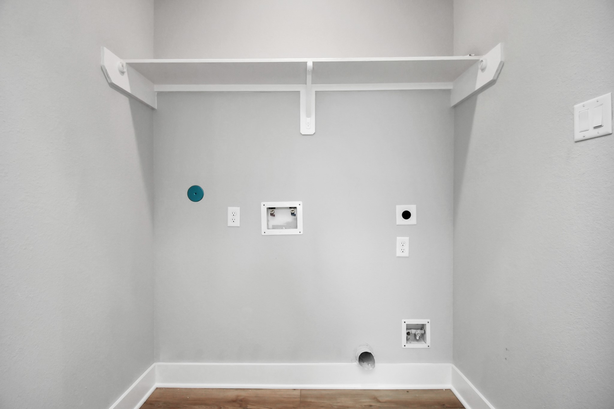 6817 Peerless Street Houston, TX 77021 - Photo 19 of 31 a bathroom with a bathtub